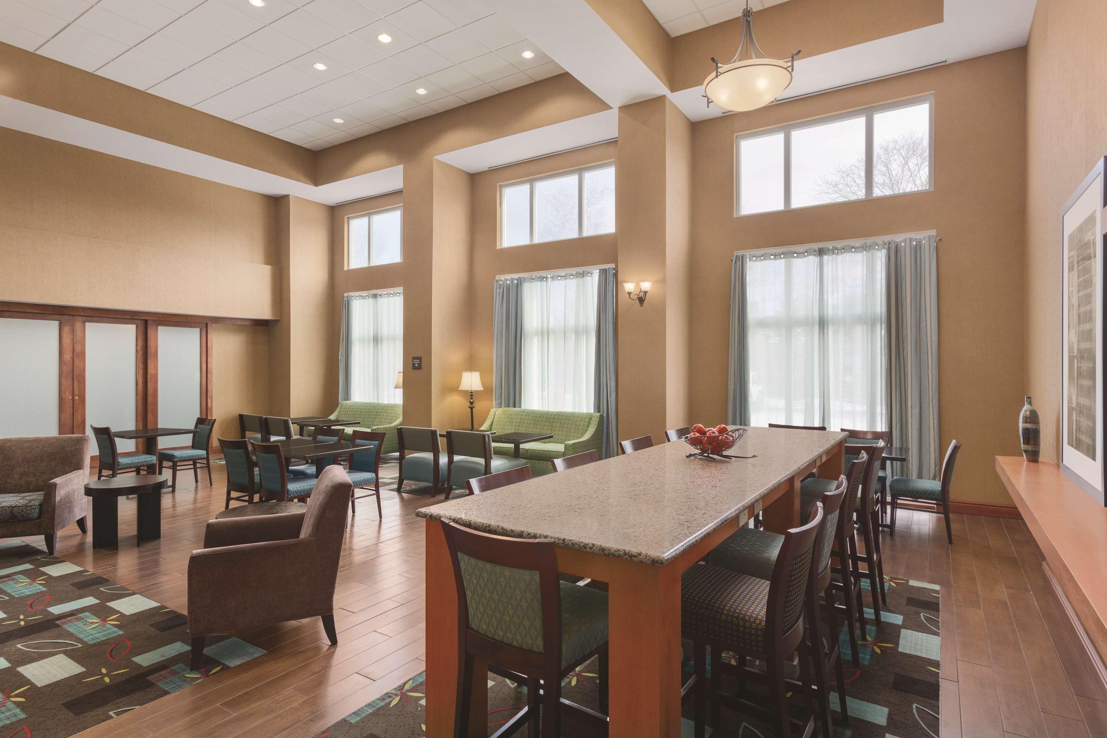 Hampton Inn & Suites Greenfield Extérieur photo
