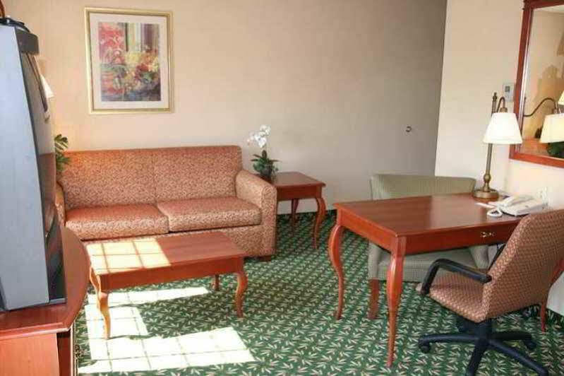 Hampton Inn & Suites Greenfield Extérieur photo